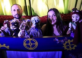 Adelia y Daniel junto a algunos de sus títeres en su estudio en Salamanca.