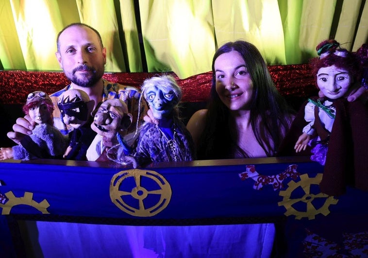 Adelia y Daniel junto a algunos de sus títeres en su estudio en Salamanca.