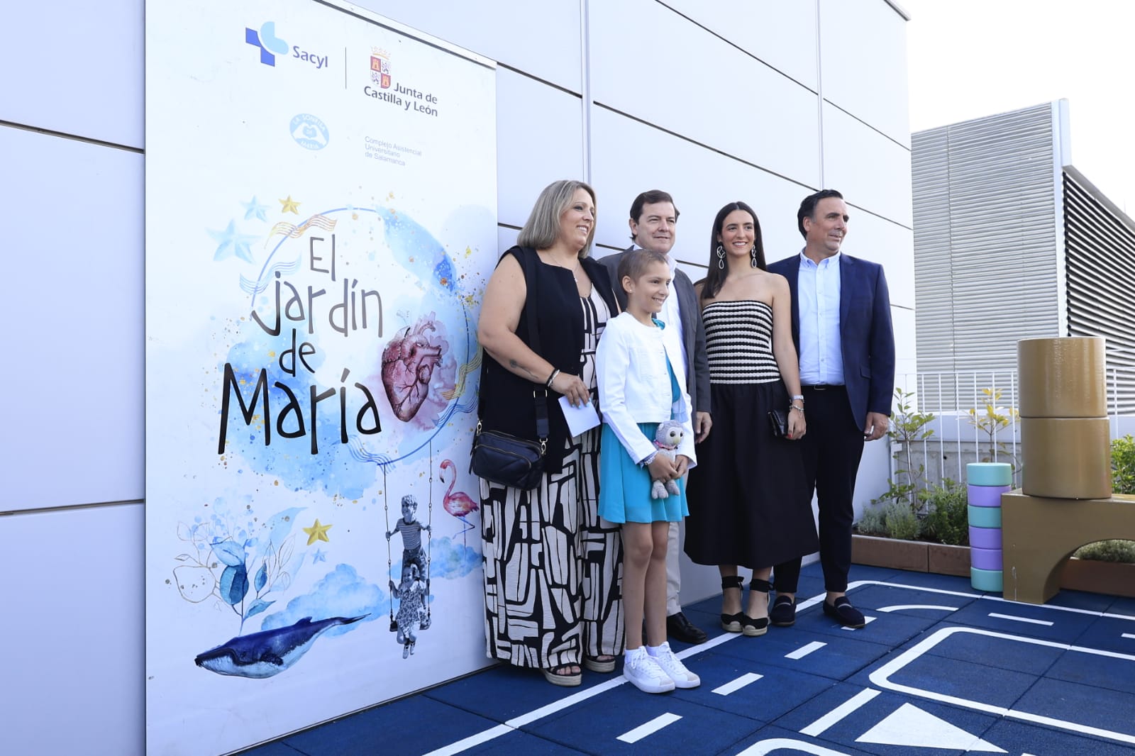 La azotea del hospital de Salamanca se convierte en un parque para niños con cáncer