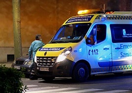 Una ambulancia en una salida nocturna en una imagen de archivo.