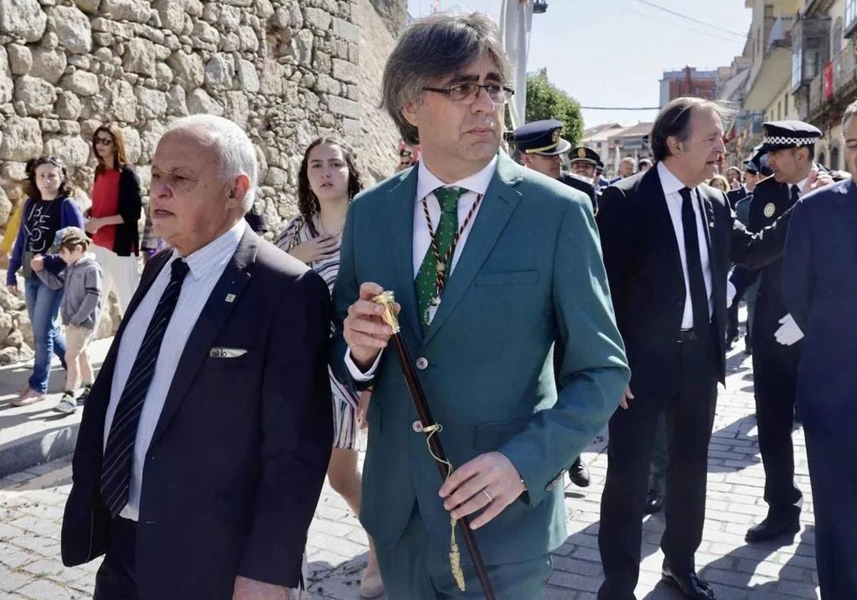 El alcalde de Béjar Luis Francisco Martín, junto a Santonja.