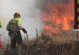 Un bombero trabaja durante un incendio en una imagen de archivo.