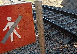 Señal de prohibido el paso en el lugar del doble atropello mortal en Moriscos. .