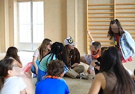 Imagen de archivo de un grupo de niños jugando.