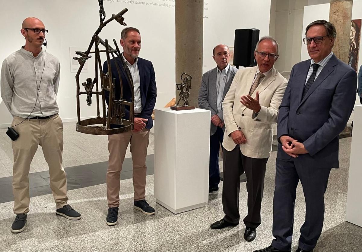 El alcalde de Salamanca, Carlos García Carbayo, en la inauguración de la exposición.