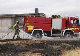 Imagen de archivo de los bomberos trabajando en un incendio.