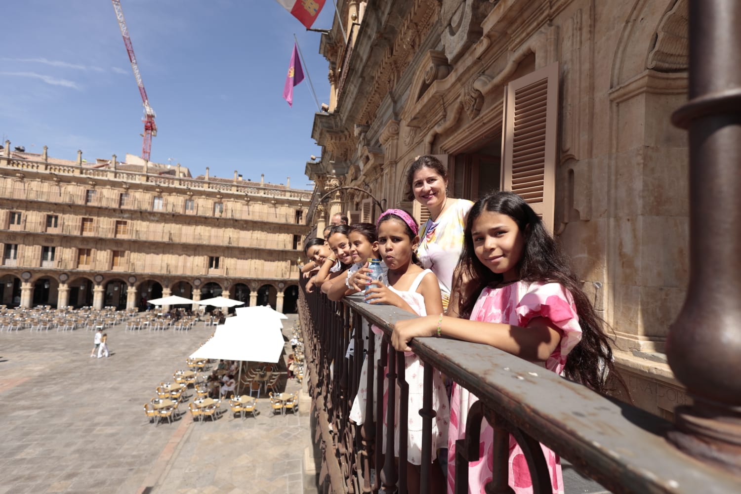 Los niños saharauis que pasarán el verano con familias salmantinas acuden al Ayuntamiento