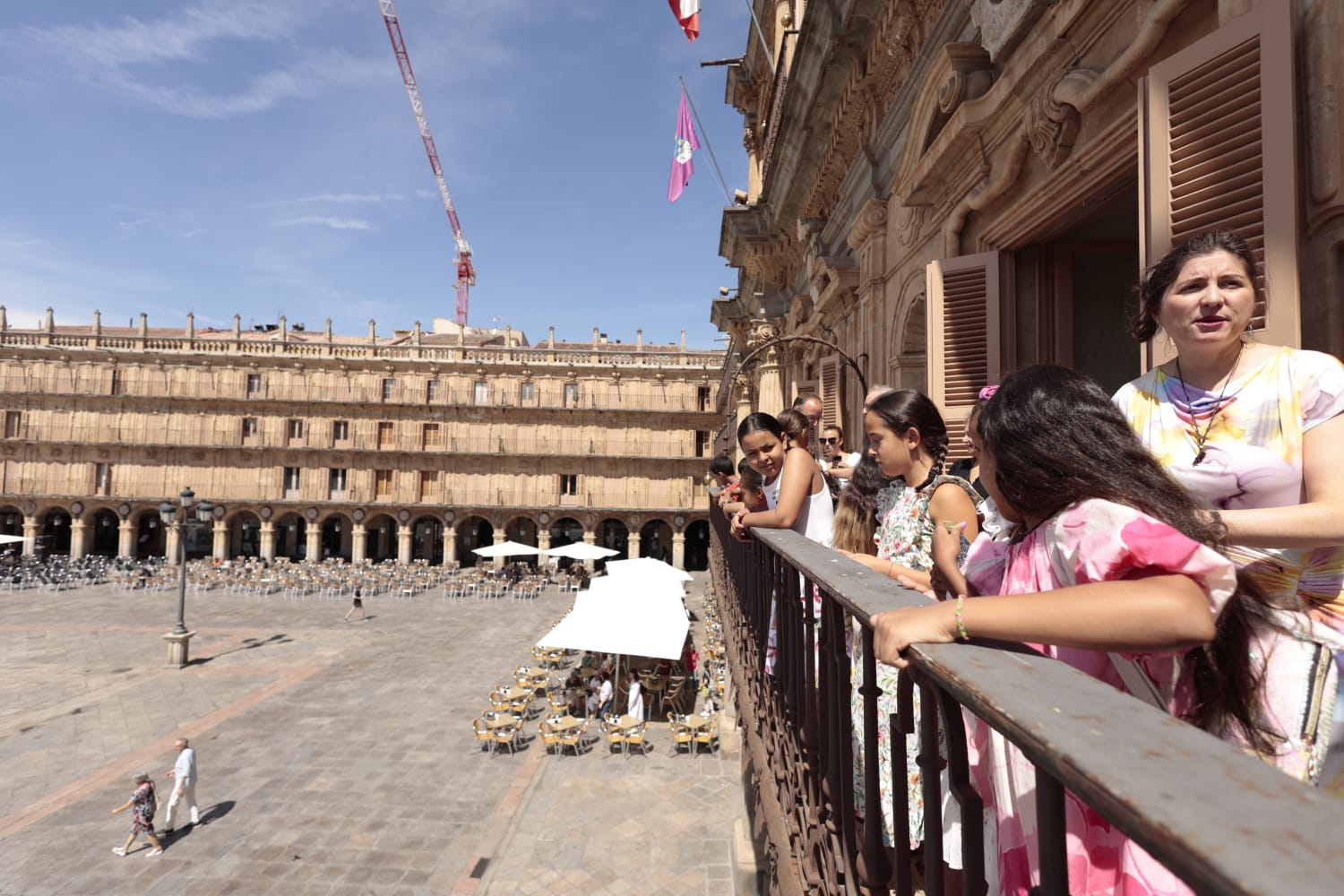 Los niños saharauis que pasarán el verano con familias salmantinas acuden al Ayuntamiento
