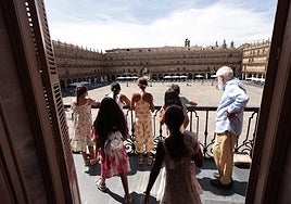 Los niños saharauis que pasarán el verano con familias salmantinas acuden al Ayuntamiento