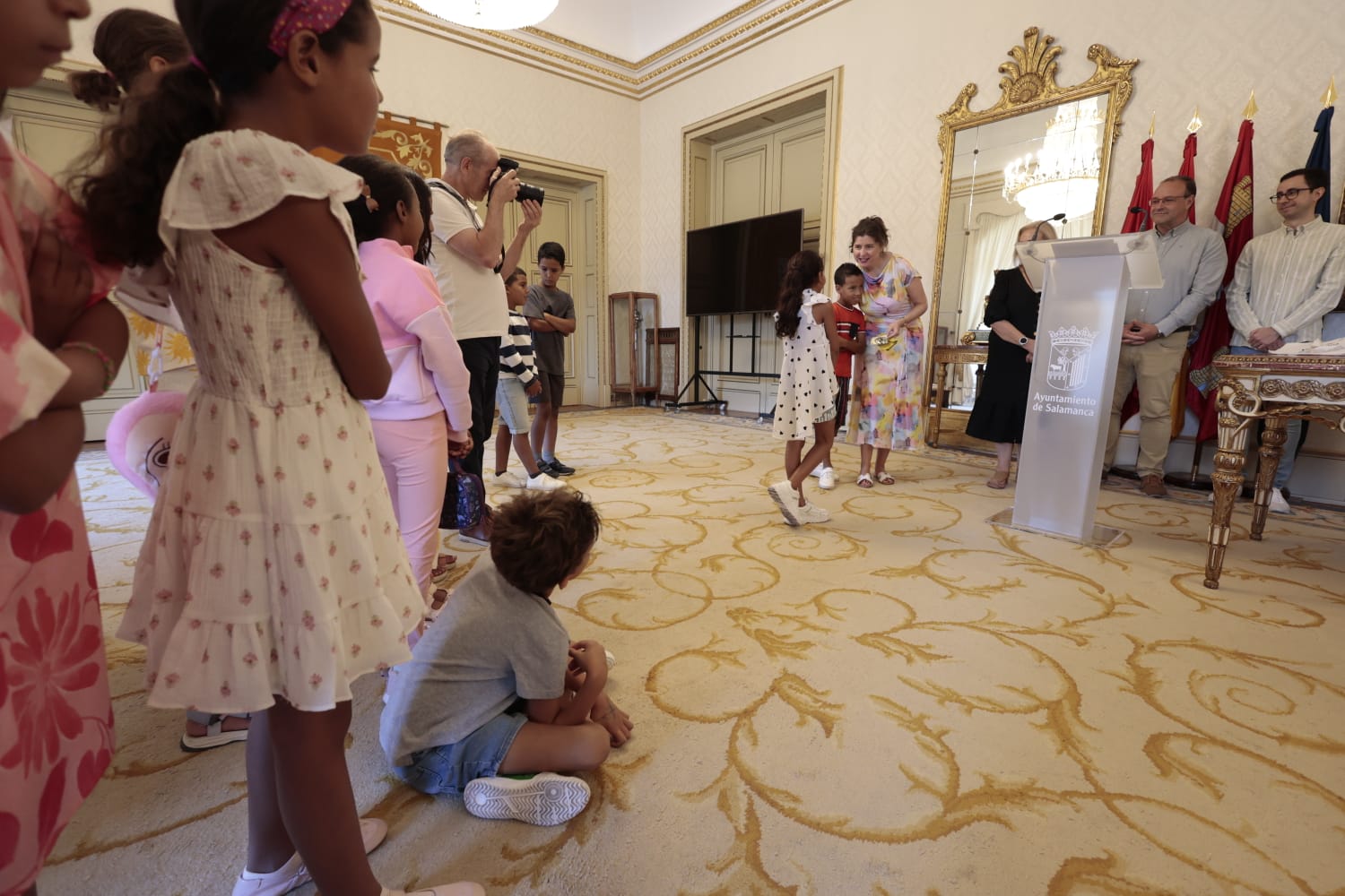Los niños saharauis que pasarán el verano con familias salmantinas acuden al Ayuntamiento