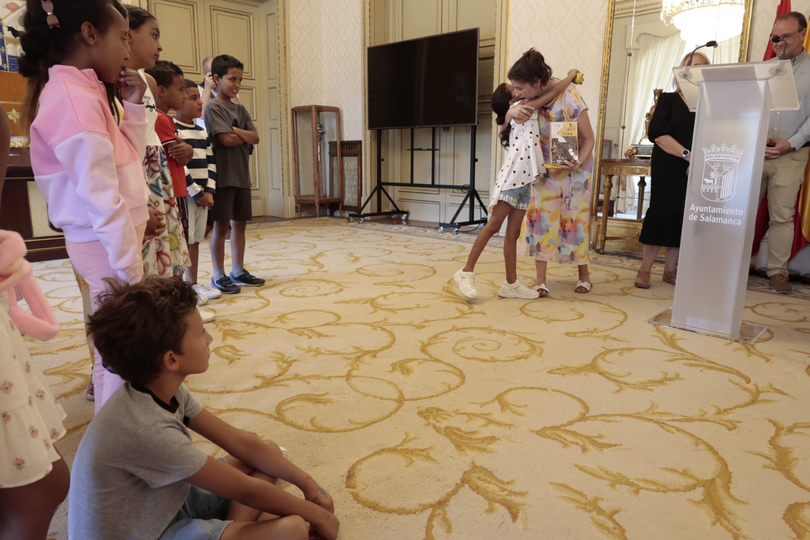 Los niños saharauis que pasarán el verano con familias salmantinas acuden al Ayuntamiento
