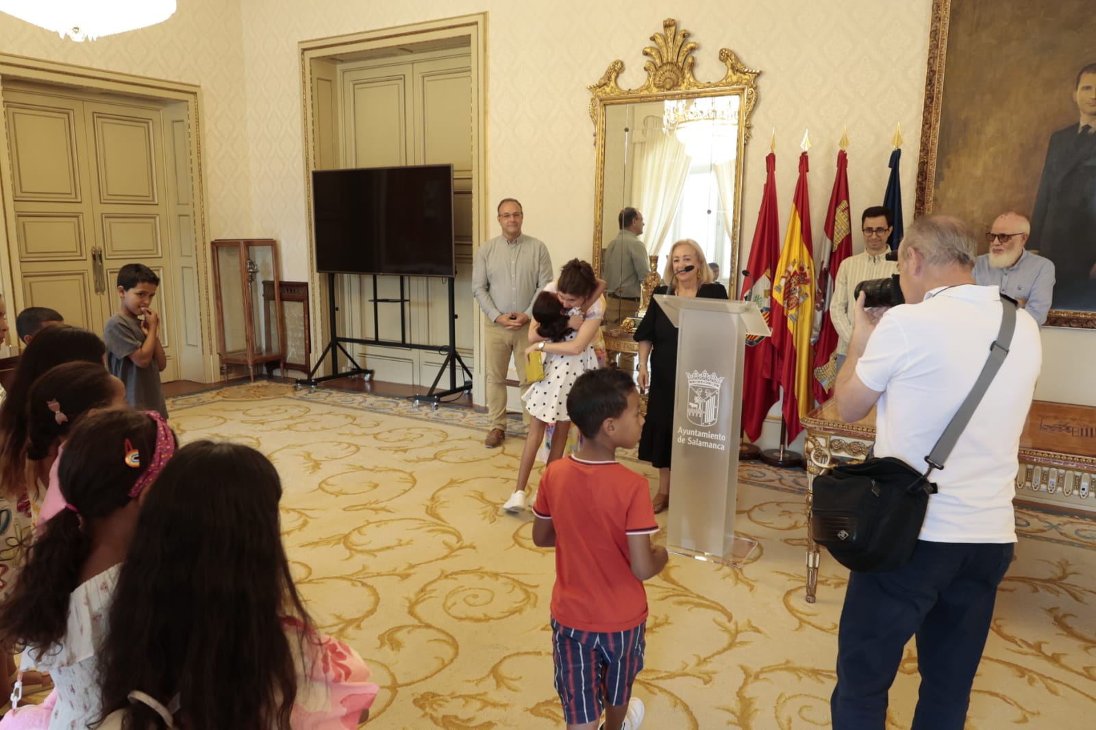 Los niños saharauis que pasarán el verano con familias salmantinas acuden al Ayuntamiento