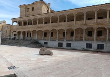 La plaza de San Román ya luce el suelo que bajará su temperatura y espera un nuevo jardín
