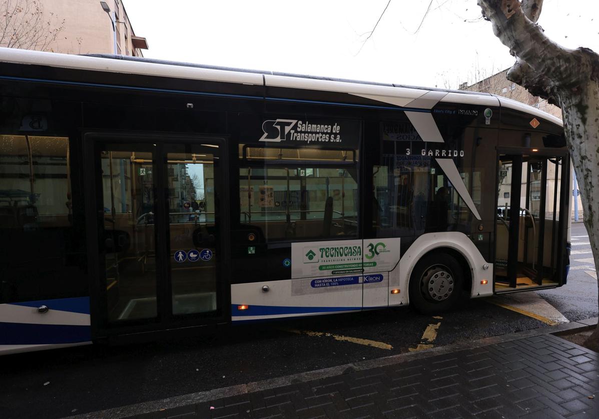 Bus urbano de Salamanca en una parada.