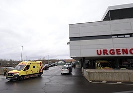 Imagen de archivo de una ambulancia saliendo del hospital de Salamanca.