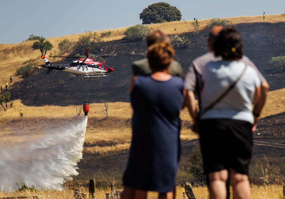 El incendio que ha atemorizado a los vecinos de Martín de Yeltes, en imágenes