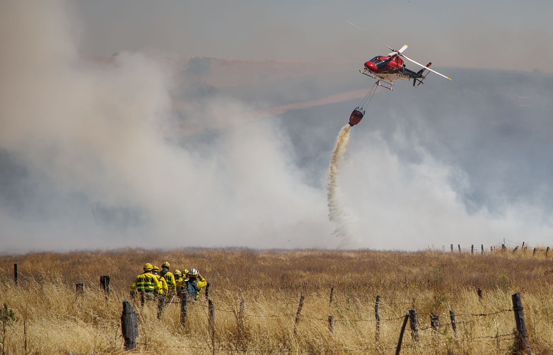 El incendio que ha atemorizado a los vecinos de Martín de Yeltes, en imágenes