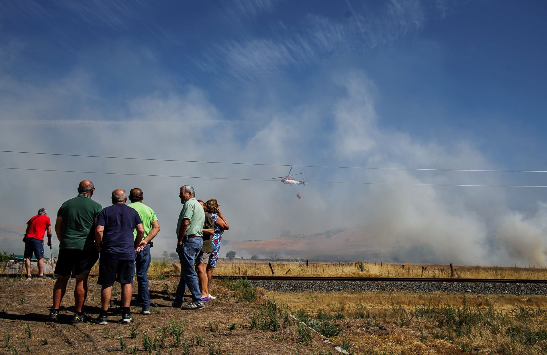 El incendio que ha atemorizado a los vecinos de Martín de Yeltes, en imágenes