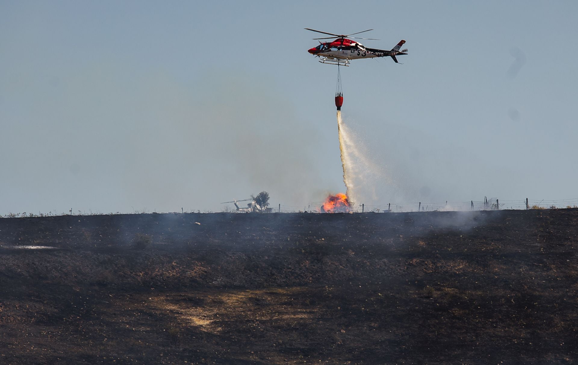 El incendio que ha atemorizado a los vecinos de Martín de Yeltes, en imágenes
