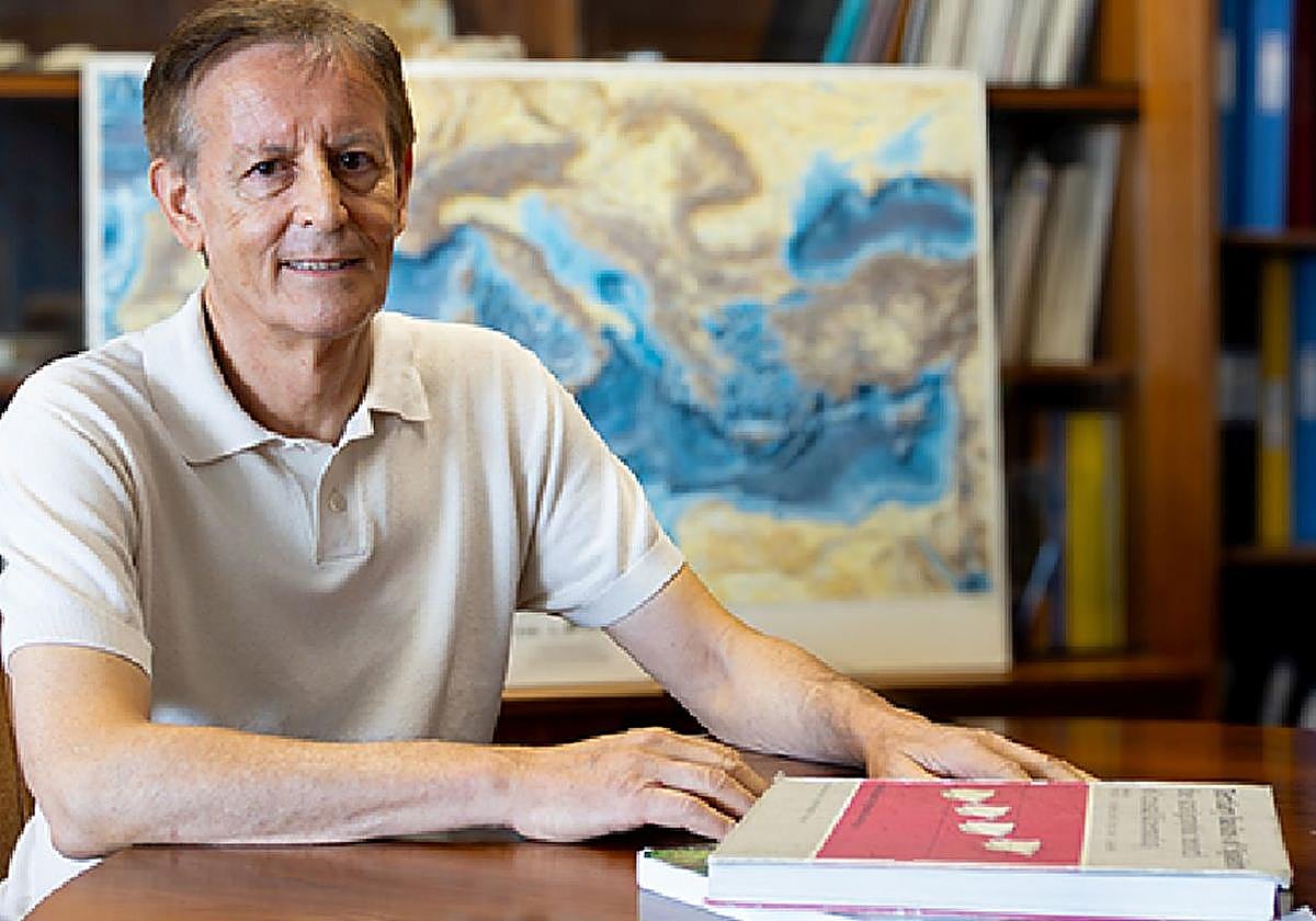 El catedrático del Departamento de Geología de la Universidad de Salamanca, Francisco Javier Sierro.