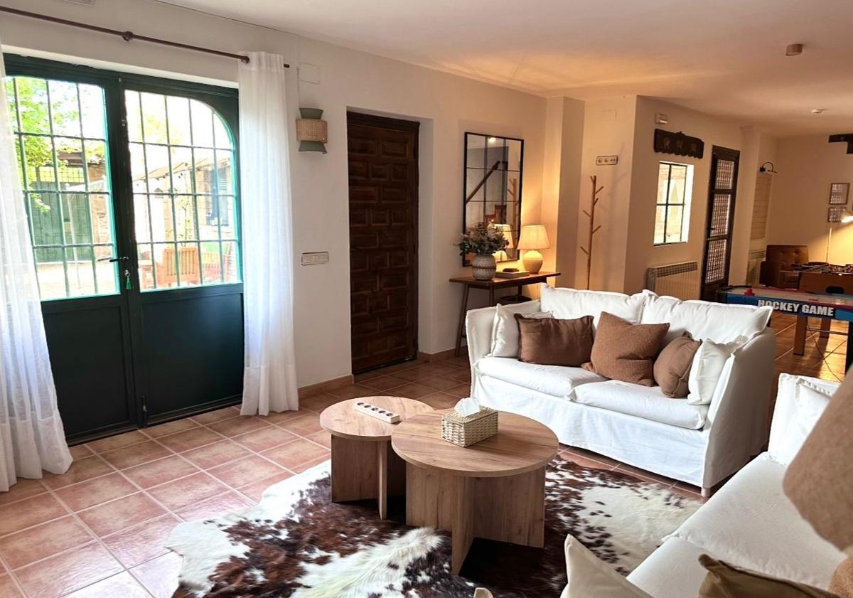 Imagen principal - La fabulosa casa en un pueblo de Salamanca con 36 habitantes que disfruta de un río a su puerta