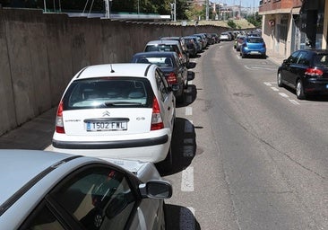 La calle con más aparcamiento gratis tiene los días contados: pros y contras de los refugios de la ORA