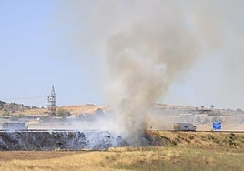 Un incendio cerca la autovía en Salamanca y dificulta el tráfico por el denso humo