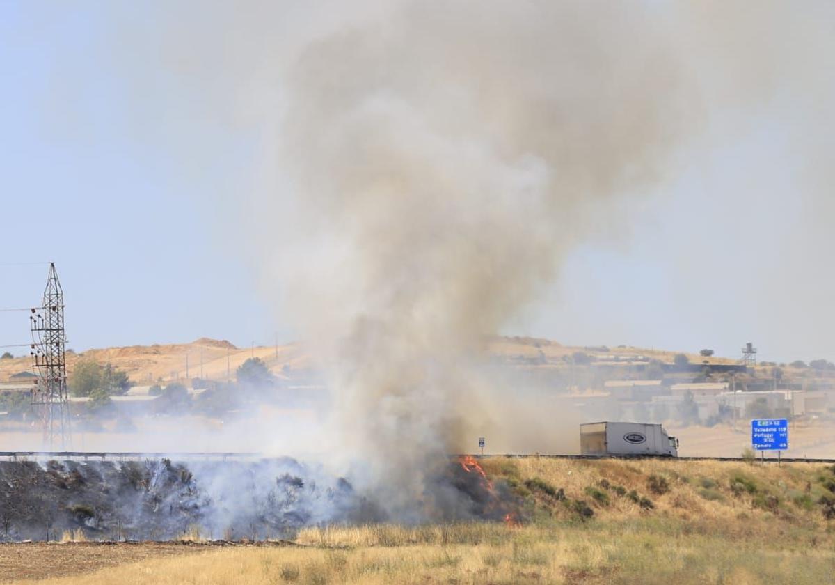 Un incendio cerca la autovía en Salamanca y dificulta el tráfico por el denso humo