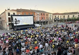 Vecinos de Peñaranda de Bracamonte en la plaza del pueblo viendo el programa en una pantalla gigante