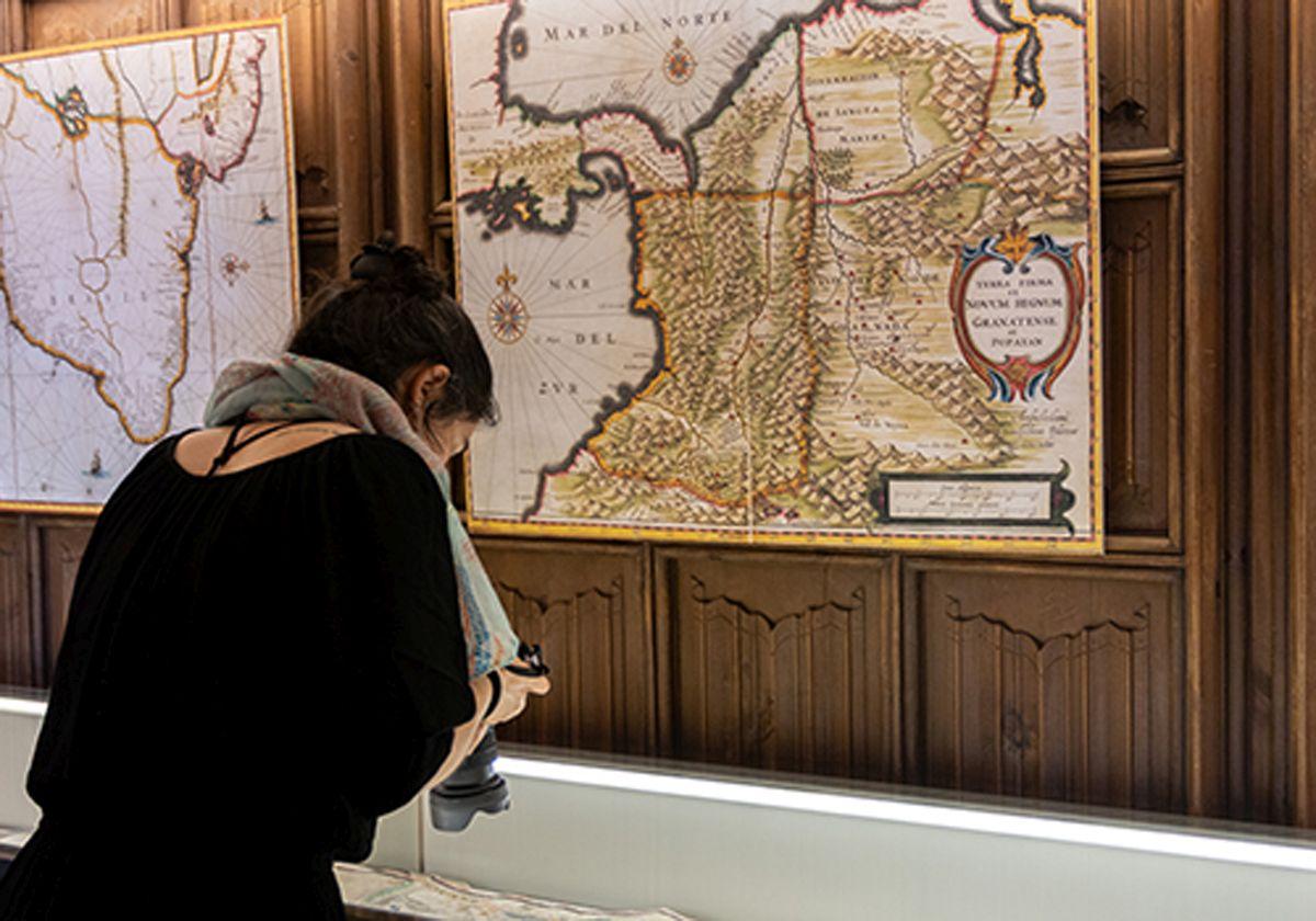 Una visitantesç en la exposición 'A Imagen y semejanza. La historia del libro a través de ediciones facsimilares.