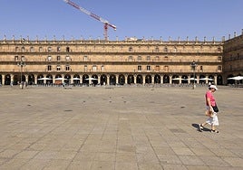 La Plaza Mayor de Salamanca, prácticamente desierta, en las horas de más calor.