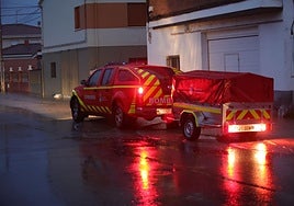 Los bomberos en una inundación en Peñaranda de Bracamonte.