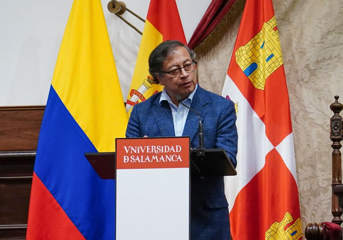 El presidente de Colombia, Gustavo Petro, recoge la Medalla de la Universidad de Salamanca.