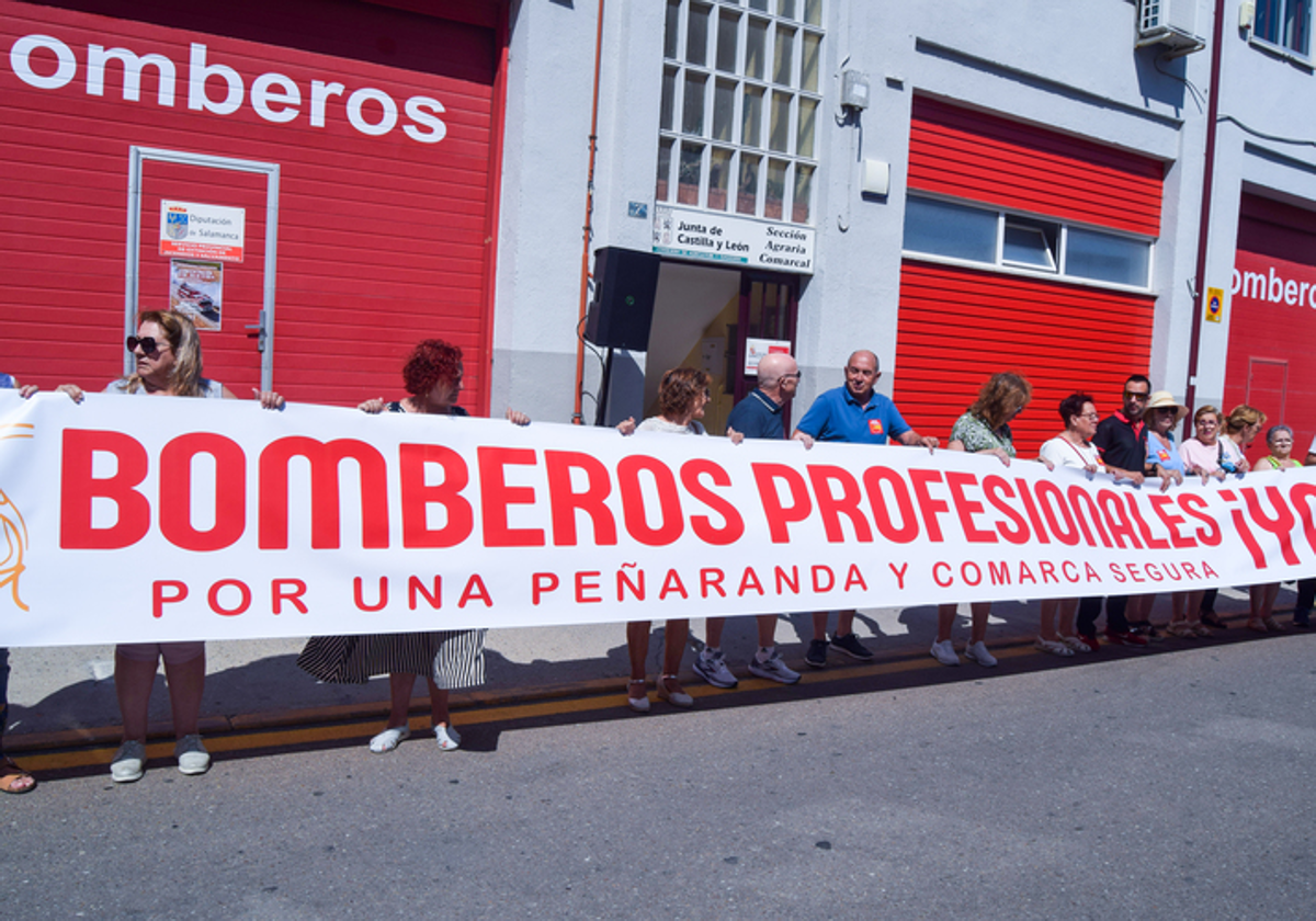 Unas 400 personas se concentran en Peñaranda para pedir un parque de bomberos profesionales