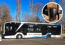 Bus urbano de Salamanca junto a la nueva forma de pago con tarjeta en el interior de los autobuses.