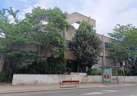 El edifico, visto desde la calle Colombia.