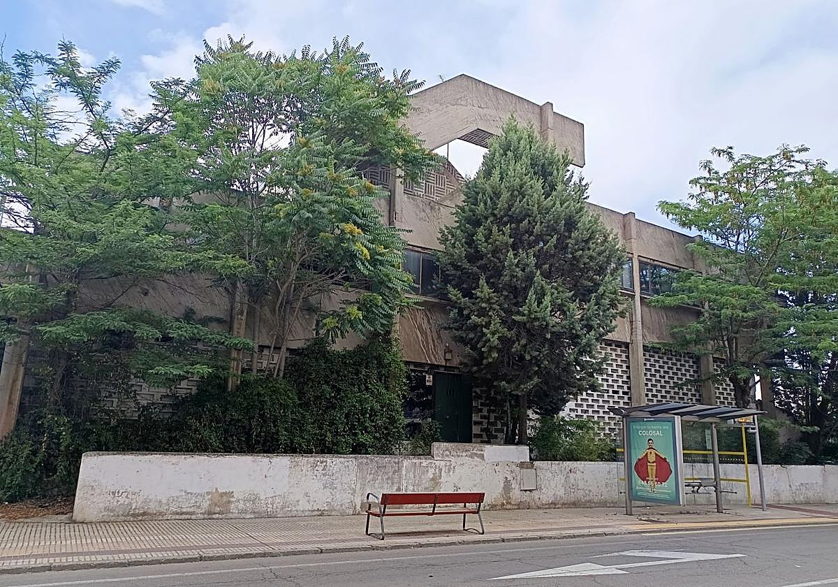 El edifico, visto desde la calle Colombia.