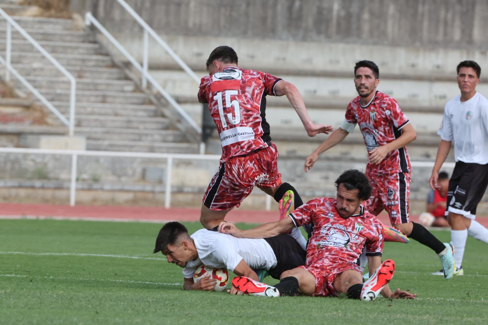 El Salamanca UDS deja escapar la victoria en el último suspiro ante el Guijuelo