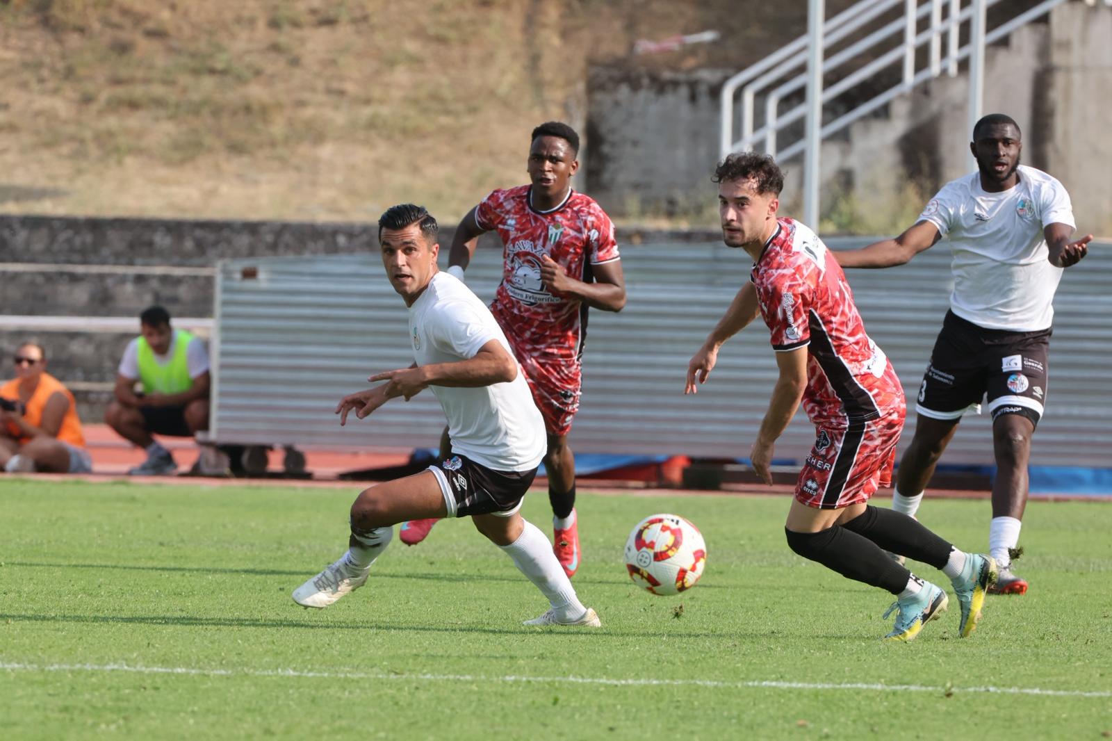 El Salamanca UDS deja escapar la victoria en el último suspiro ante el Guijuelo