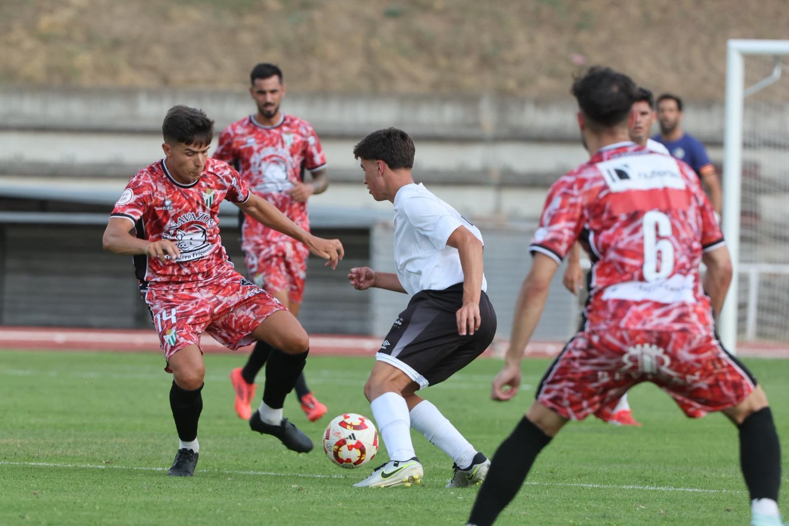 El Salamanca UDS deja escapar la victoria en el último suspiro ante el Guijuelo