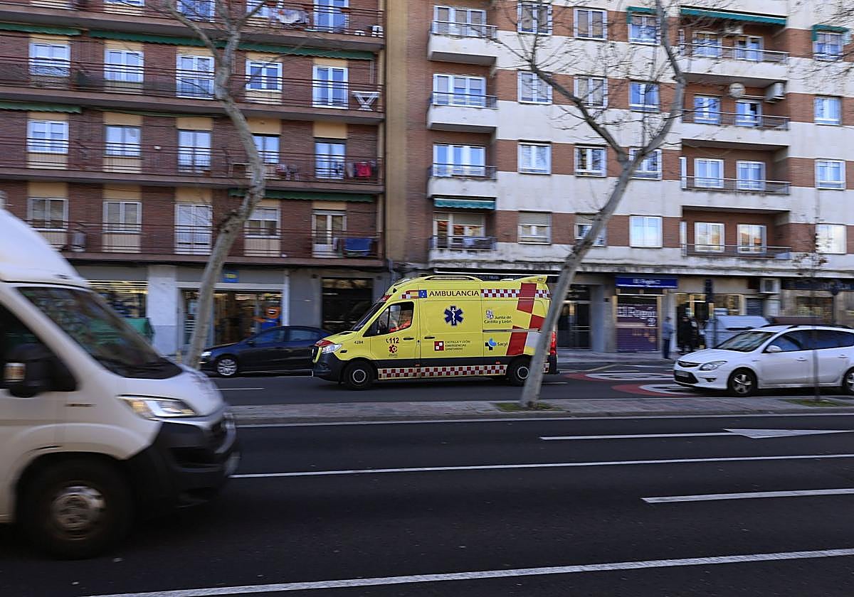 Imagen de archivo de una ambulancia por Salamanca.