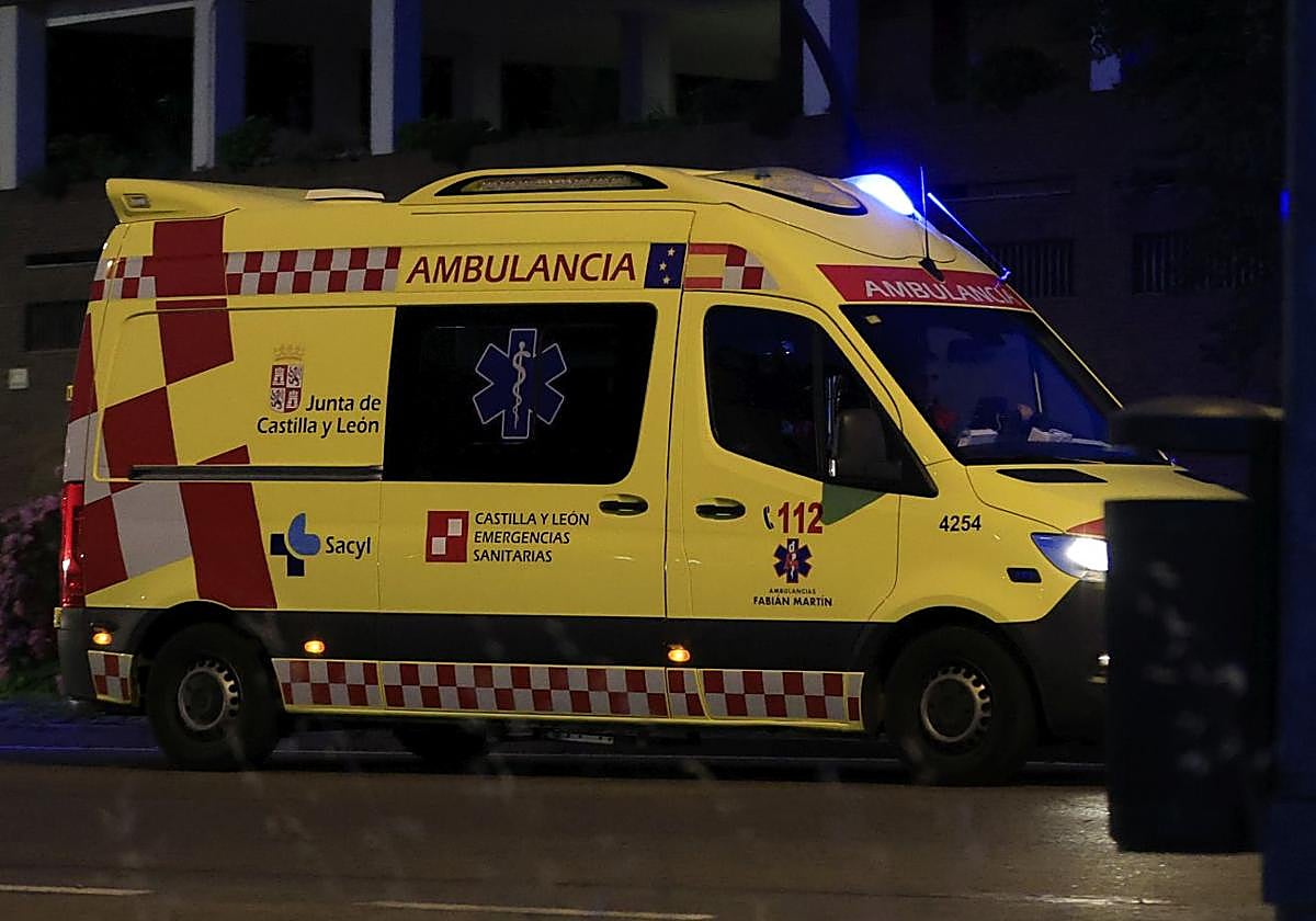 Ambulancia de noche en una imagen de archivo