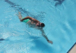 Imagen de archivo de un hombre nadando en una piscina de Salamanca.