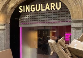 Últimos retoques de la tienda de Singularu para su inminente apertura en el centro de Salamanca.