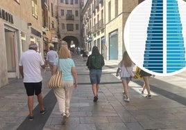 Varias personas caminan hacia la Plaza Mayor de Salamanca.