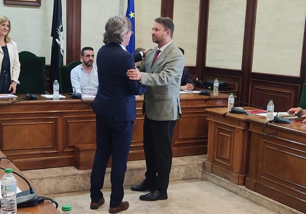 Antonio Cámara, a la derecha, tomando posesión como nuevo alcalde de Béjar.