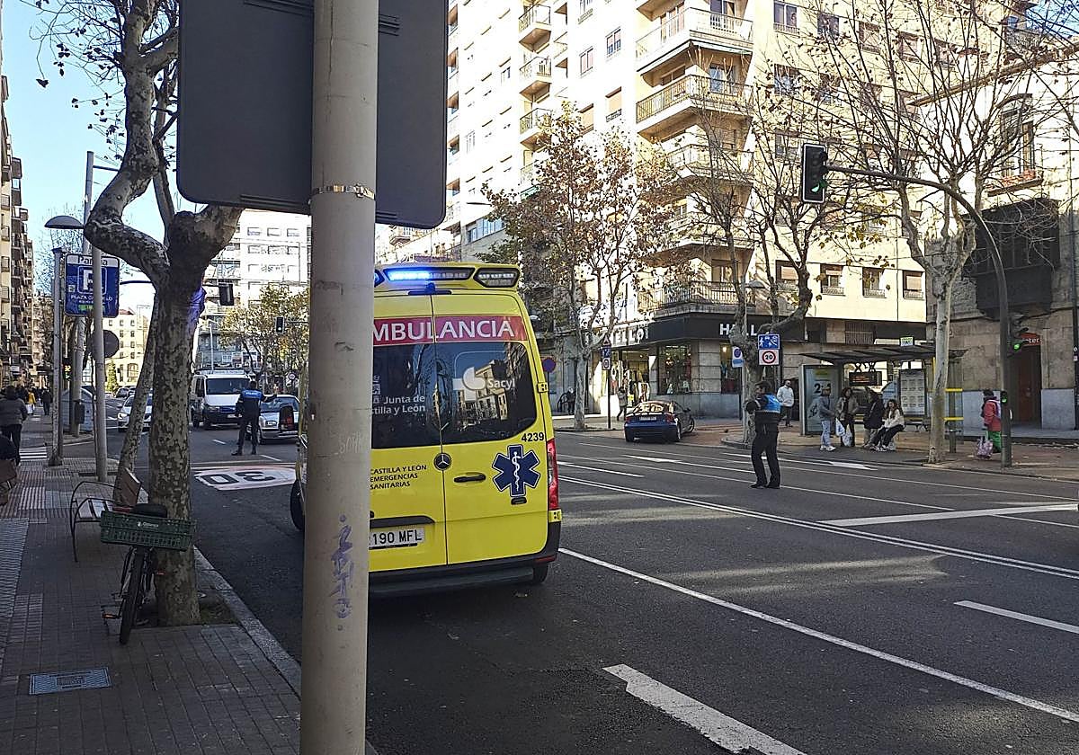 Imagen de archivo de una ambulancia en la avenida Mirat de Salamanca.