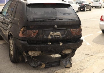 Varios coches afectados en un aparatoso incendio en el polígono de Los Montalvos