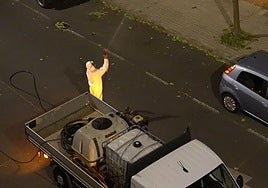 Trabajador fumigando un árbol por la noche