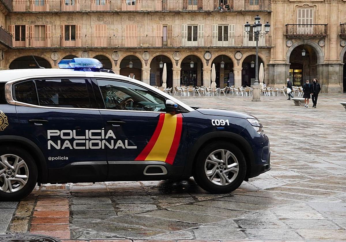 Un vehículo de la Policía Nacional transita por la Plaza Mayor de Salamanca.